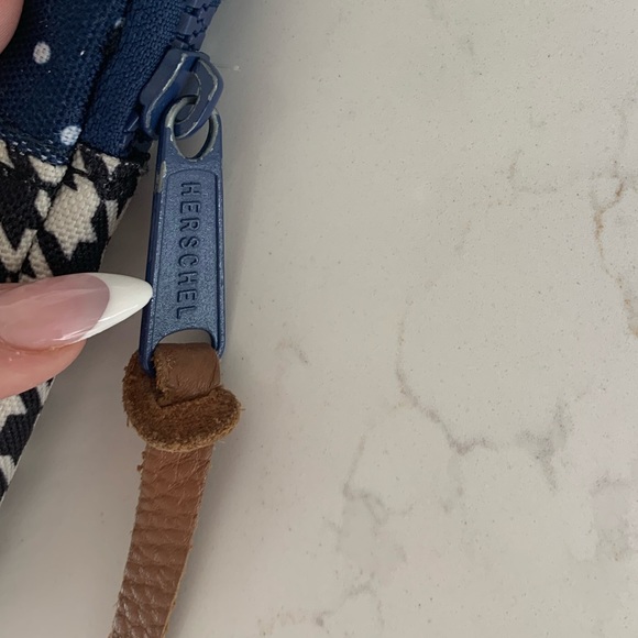 Herschel Mini-Tablet Pouch/Bag - Picture 4 of 5